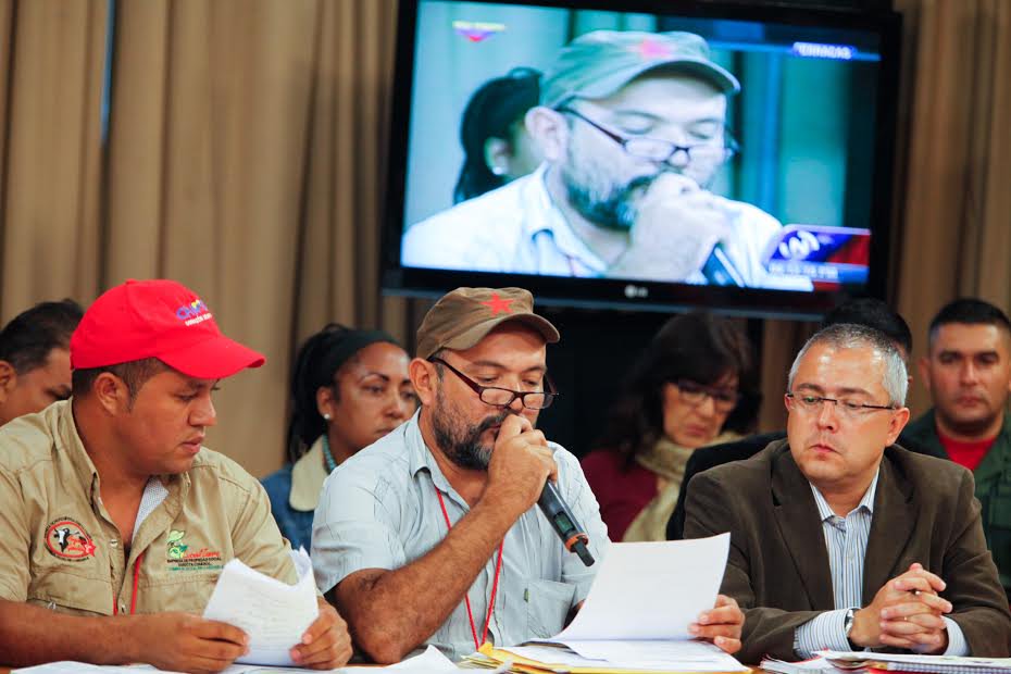Vocerxs del Consejo Presidencial de Gobierno Popular con las Comunas entregan acuerdos al Presidente Maduro para su aprobación