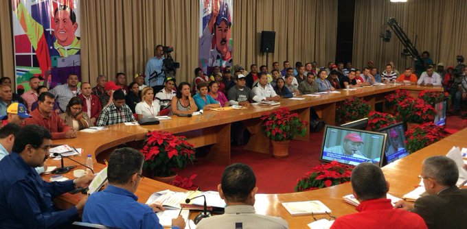 Vocerxs del Consejo Presidencial de Gobierno Popular con las Comunas entregan acuerdos al Presidente Maduro para su aprobación